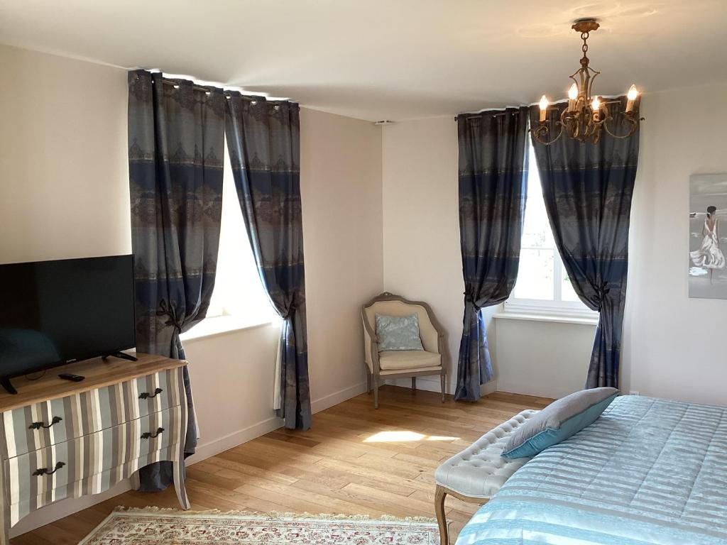 TV a/nebo společenská místnost v ubytování Au Château