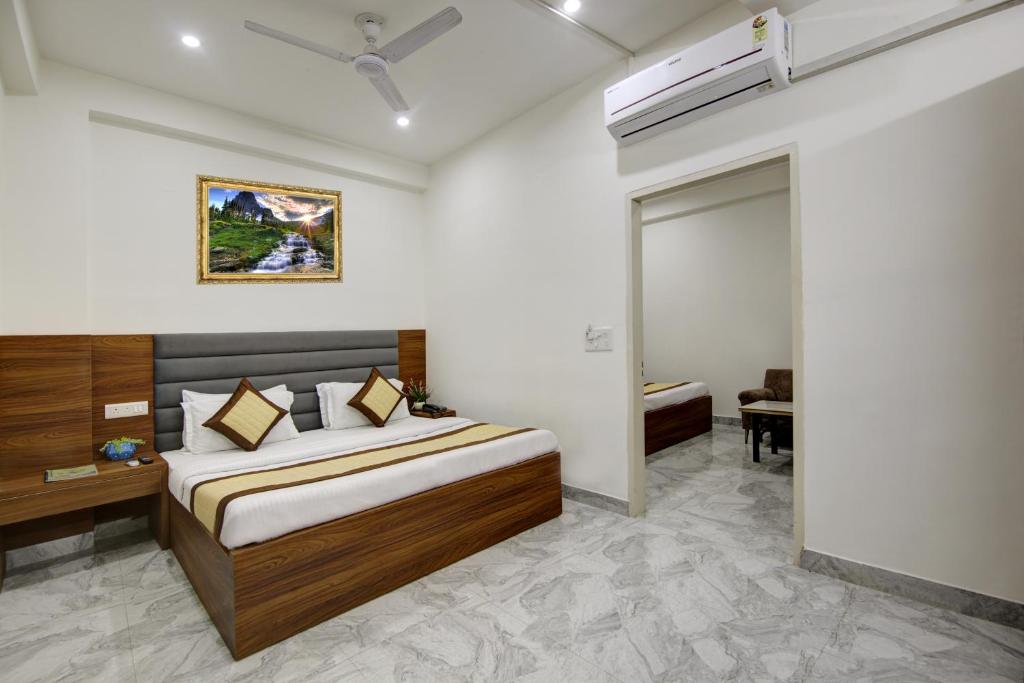 Postel nebo postele na pokoji v ubytování Hotel S B Inn Near New Delhi railway Station Paharganj