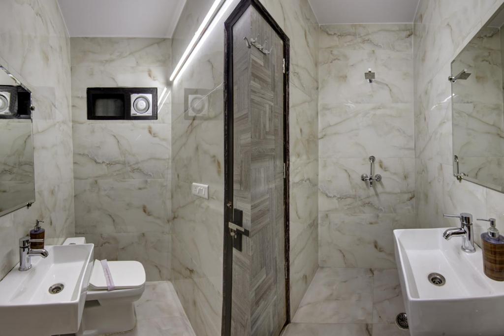 Koupelna v ubytování Hotel S B Inn Near New Delhi railway Station Paharganj