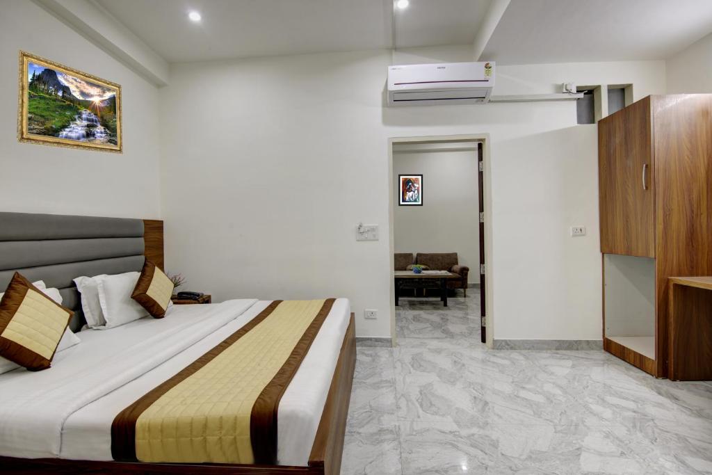 Postel nebo postele na pokoji v ubytování Hotel S B Inn Near New Delhi railway Station Paharganj