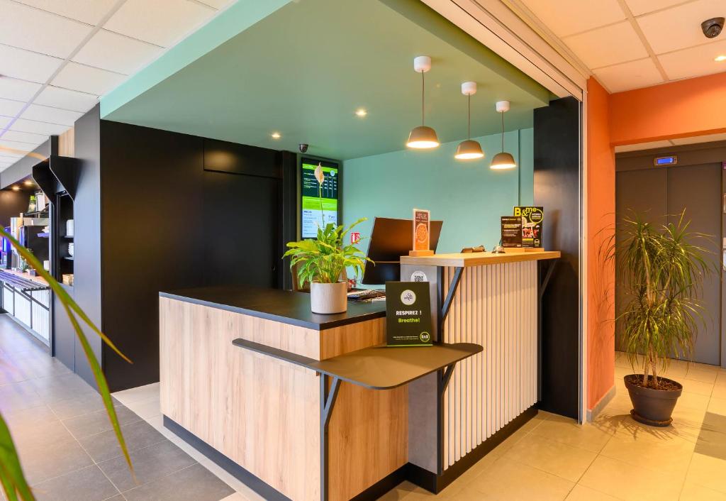 TV a/nebo společenská místnost v ubytování B&B HOTEL Compiègne Thourotte