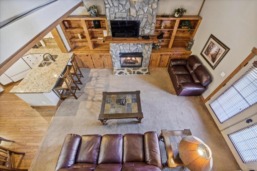 een woonkamer met een open haard bij Beautiful Lofted Condo, Centrally Located in Gatlinburg
