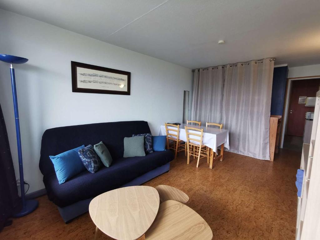 un salon avec un canapé et une table dans l'établissement Studio 4 pers, pieds des pistes avec balcon et animaux admis - La Mongie - FR-1-404-5, à La Mongie