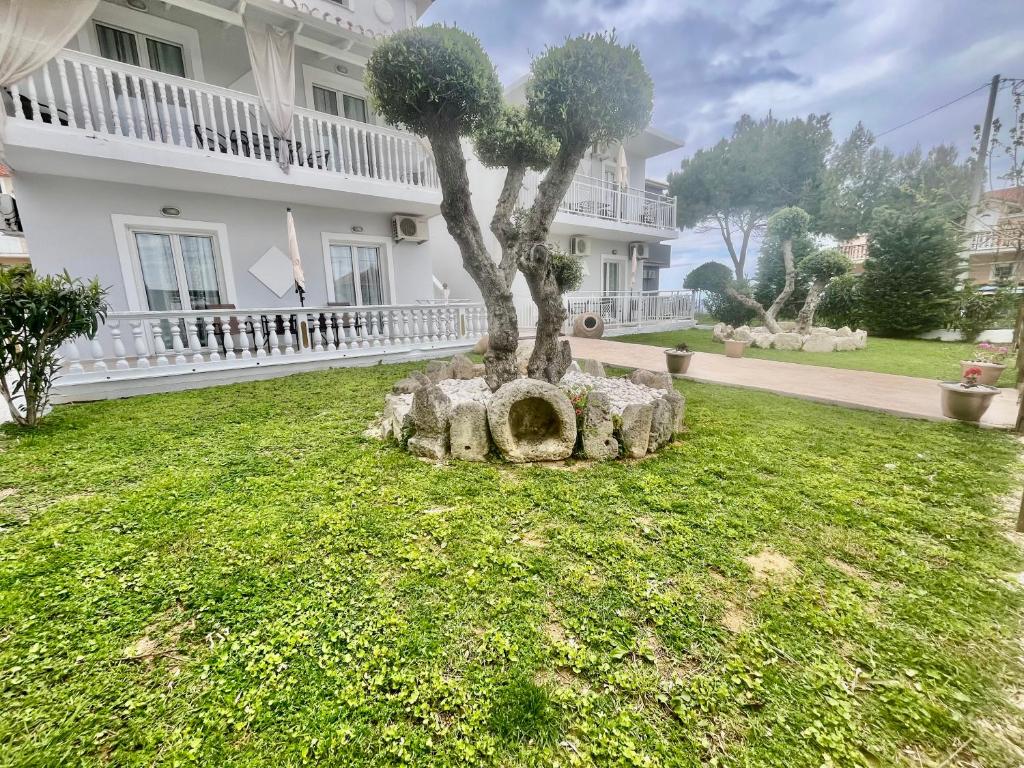 Сад в Villa Antonis deluxe apartments