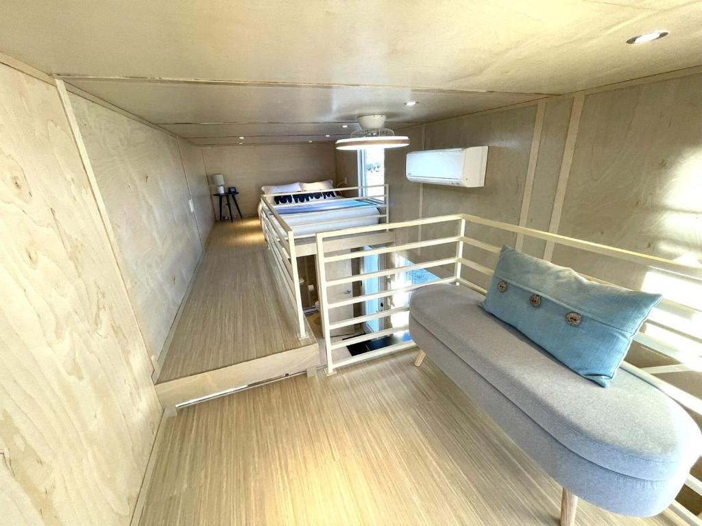 Χώρος καθιστικού στο Secluded Tiny House Oasis in Grand Junction Perfect for Experiencing Nature in Comfort