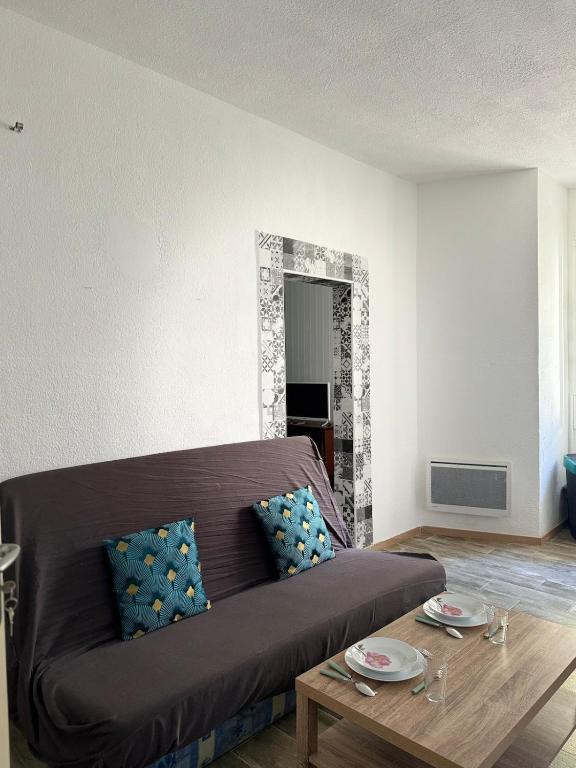 un salon avec un canapé et une table basse dans l'établissement Azur Sigean, à Sigean