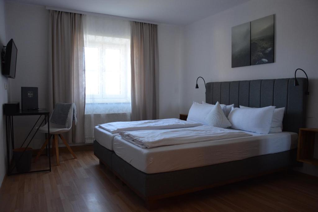 Postel nebo postele na pokoji v ubytování Hotel Garni Kern