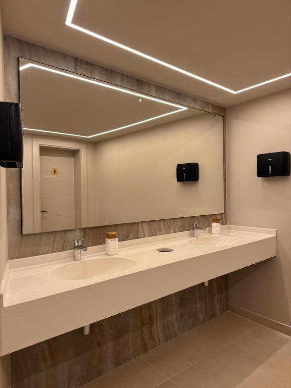 TV a/nebo společenská místnost v ubytování Nuna Hotel & Apartments