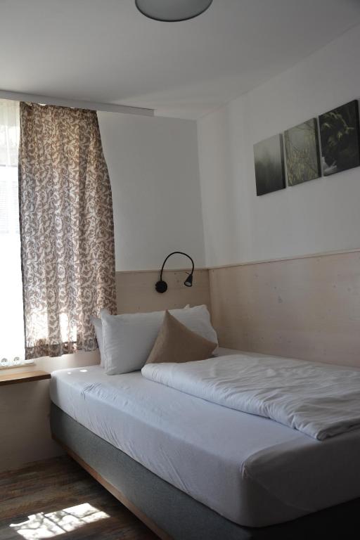 Postel nebo postele na pokoji v ubytování Hotel Garni Kern