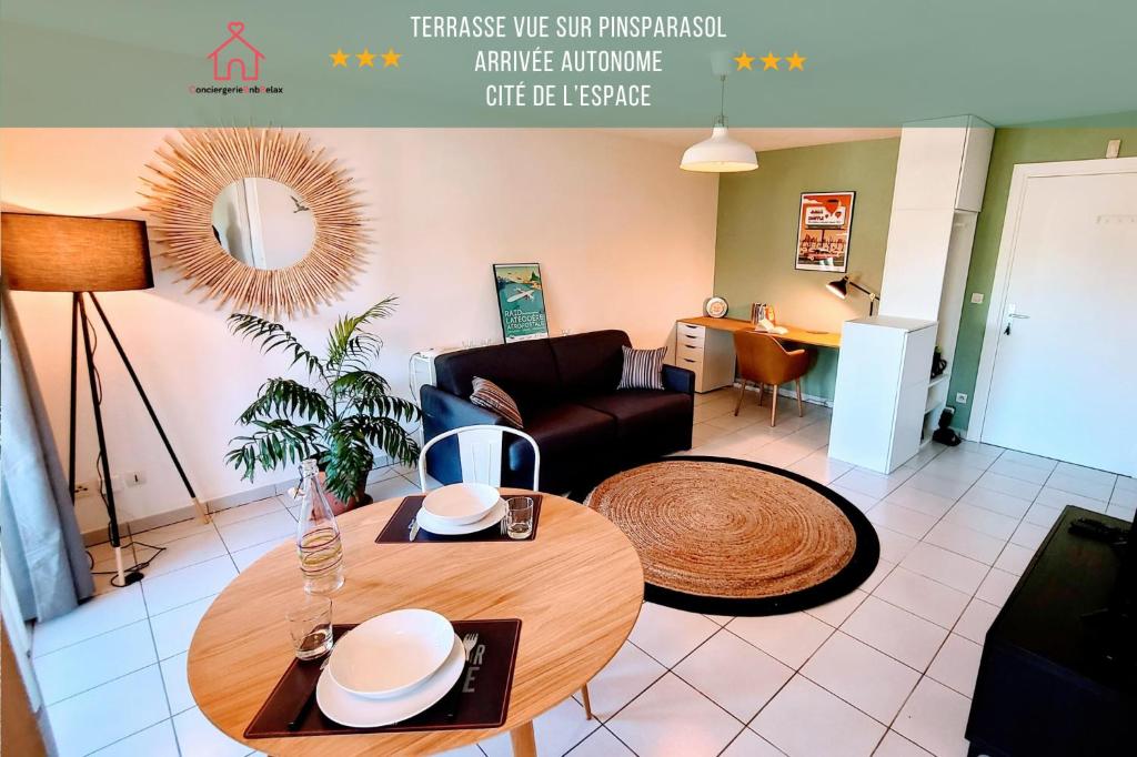 een woonkamer met een tafel en een bank bij " Côté Parc " Cité de l'espace - Entrée autonome in Toulouse