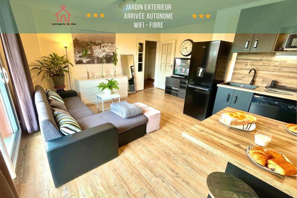 un salon avec un canapé et une cuisine dans l'établissement 