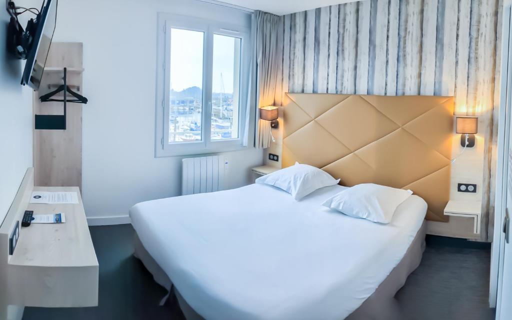 Postel nebo postele na pokoji v ubytování Hôtel Le Goëlo - Port de Paimpol