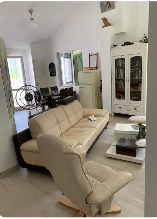 un salon avec un canapé et une table dans l'établissement La Maison des Pins, à Barbâtre