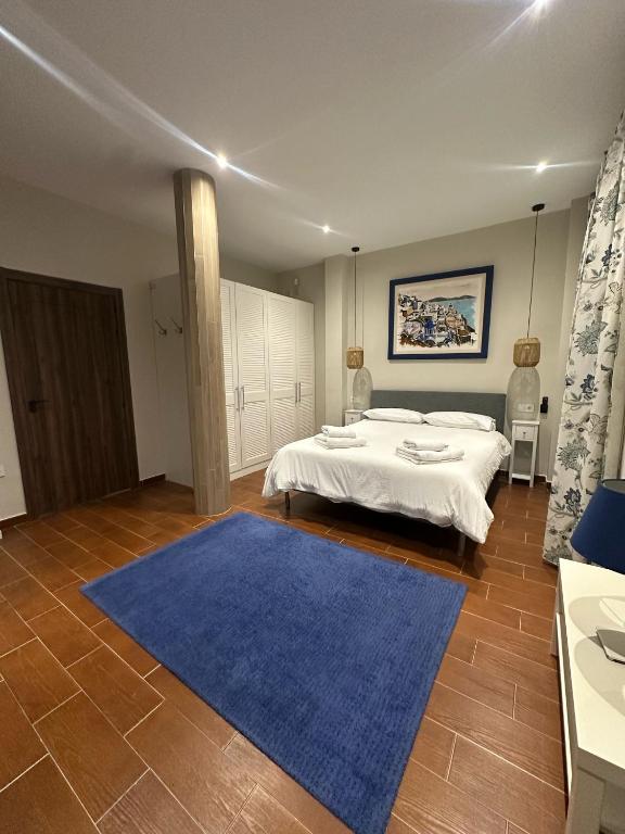 Posteľ alebo postele v izbe v ubytovaní La Casa del Tejado Verde Toledo
