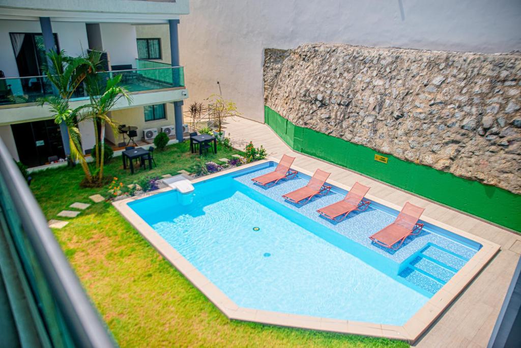Bazén v ubytování Hotel Yatchenin Abidjan nebo v jeho okolí