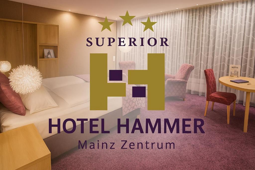 um quarto de hotel com uma cama e um martelo de hotel em Top Hotel Hammer - Mainz Hauptbahnhof em Mainz