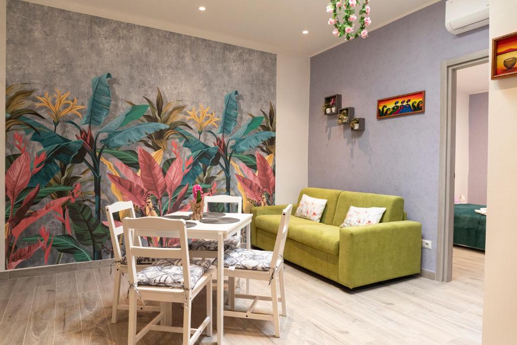 巴里Dimora serafino的带沙发、桌子和椅子的客厅