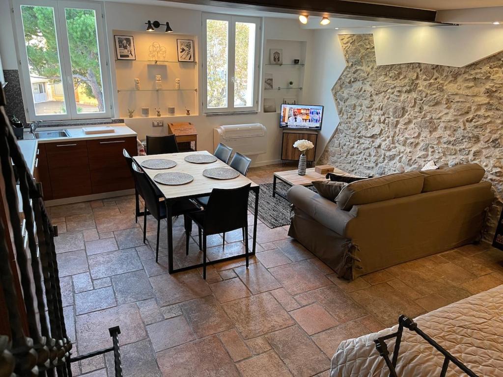 un salon avec un canapé et une table dans l'établissement CANNES SUQUET beautiful Duplex, à Cannes