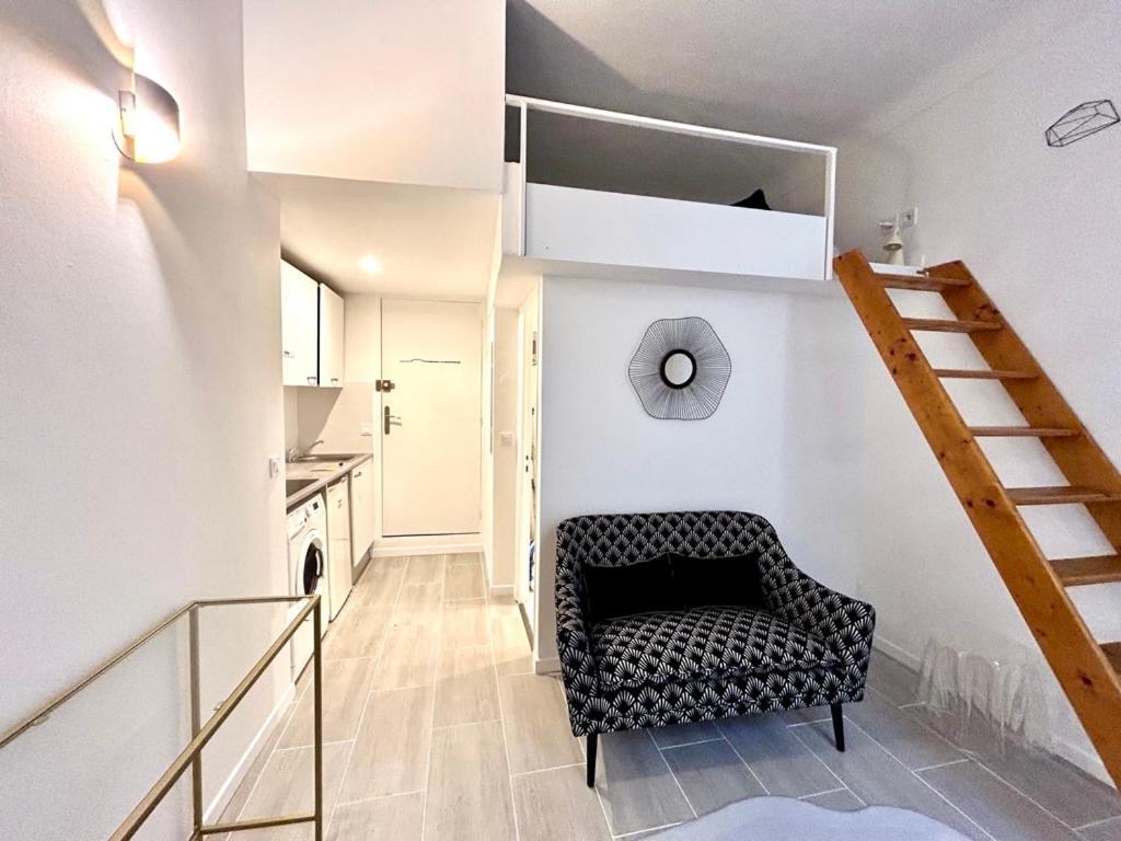 - un salon avec une chaise et un escalier dans l'établissement City Center Studio - 1 min Train Station & Main Street, à Nice