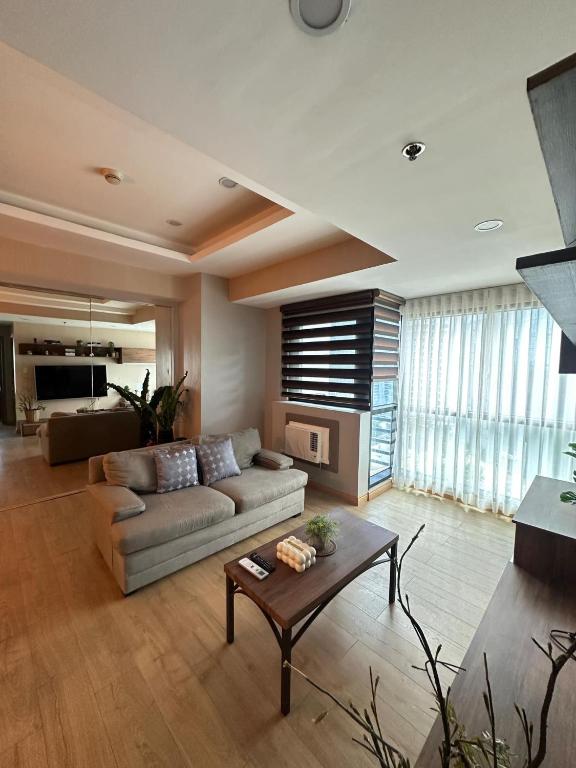 Posezení v ubytování BSA Twin Tower - Exquisite Stays Private 2BR Rental
