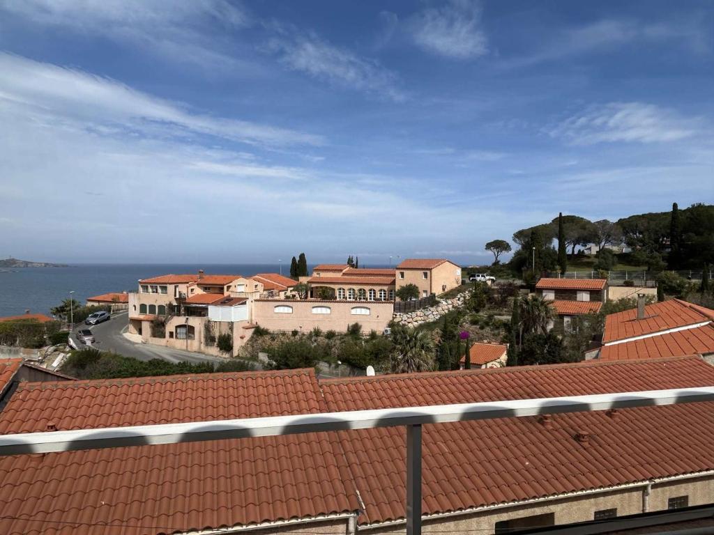 - une vue sur une ville avec des maisons et l'océan dans l'établissement Maison 4 couchages - BANYULS SUR MER BN040-008, à Banyuls-sur-Mer