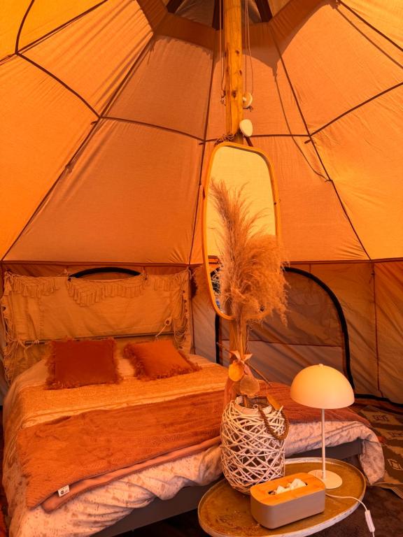 Postel nebo postele na pokoji v ubytování Witte Merel Glamping