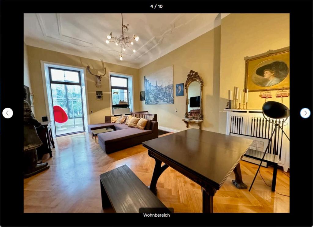 een woonkamer met een bank en een tafel bij Das KONTOR in Bremen