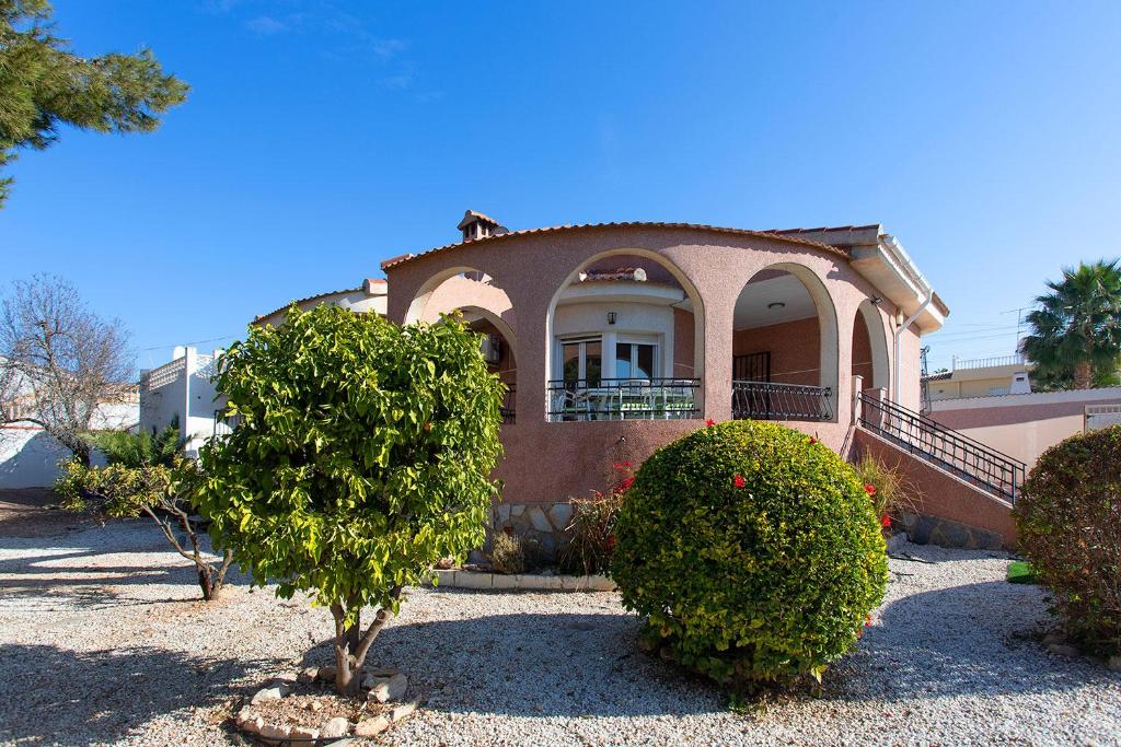 a small house with bushes in front of it at CH Villa Aguila Ciudad Quesada in Ciudad Quesada