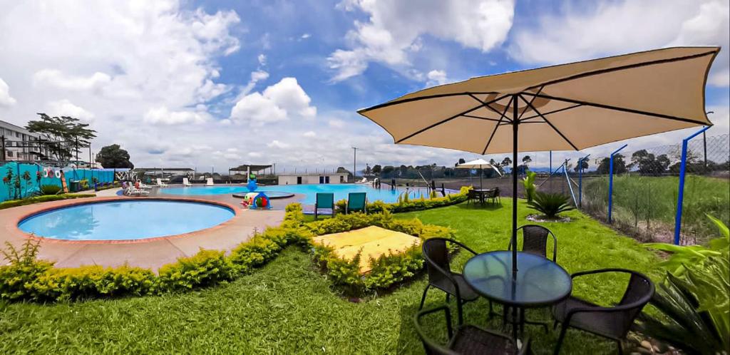Bazén v ubytování Aparthotel 2km Parque del Café BOOKUTRIP - 311-227-59-73 nebo v jeho okolí