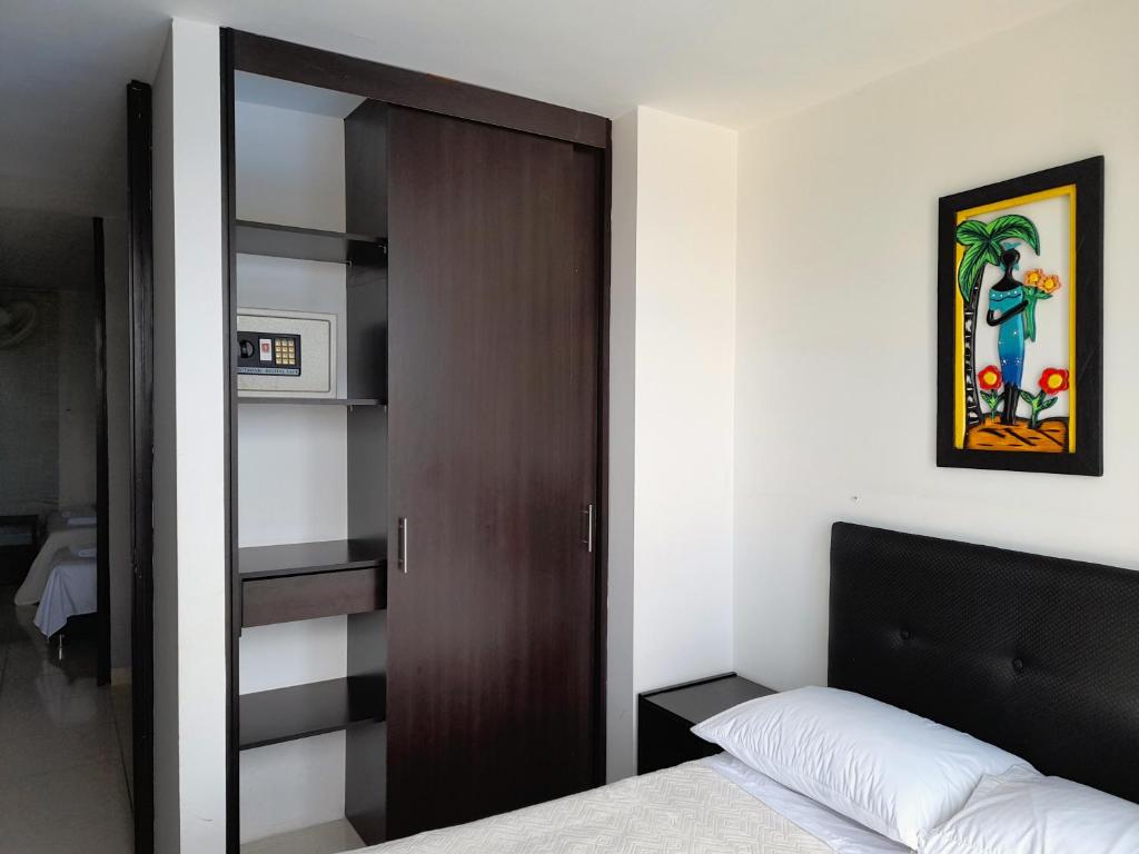 Postel nebo postele na pokoji v ubytování Aparthotel 2km Parque del Café BOOKUTRIP - 311-227-59-73