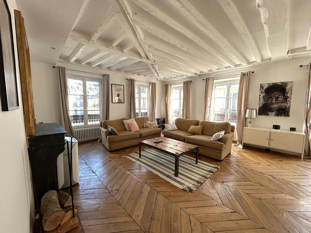 un salon avec deux canapés et une table basse dans l'établissement Outstanding and sunbathed 3 br, à Paris