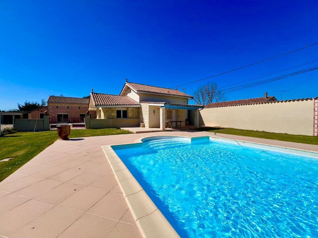 une piscine devant une maison dans l'établissement Parenthèse enchantée entre vignes et nature, à Sainte-Christophe-de-Double