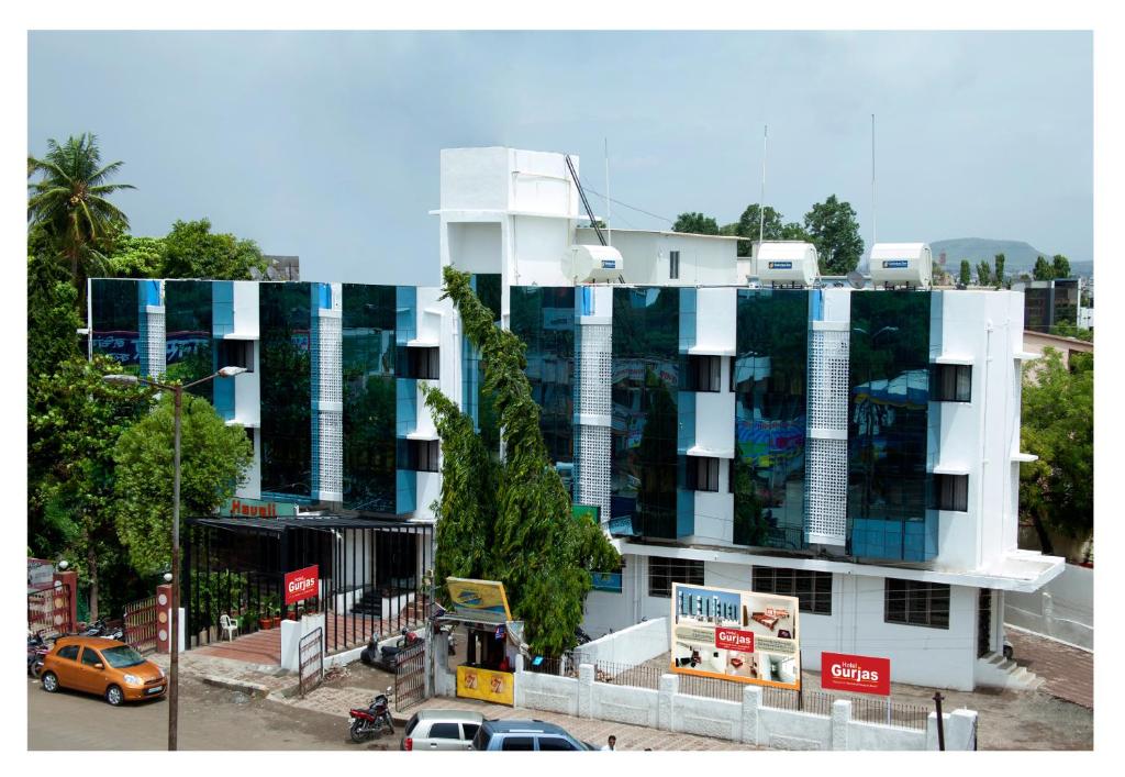 奥兰加巴德Hotel Gurjas的一座建筑上有很多窗户