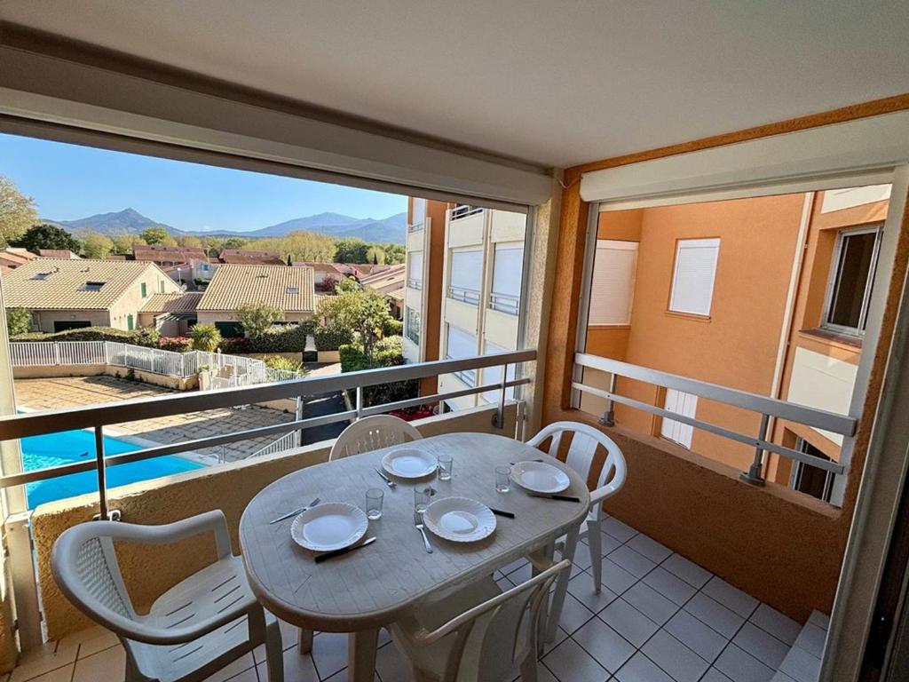 une table et des chaises sur un balcon avec vue dans l'établissement Appartement T2 avec Parking - 900m Plage et Commerces - FR-1-388-95, à Argelès-sur-Mer