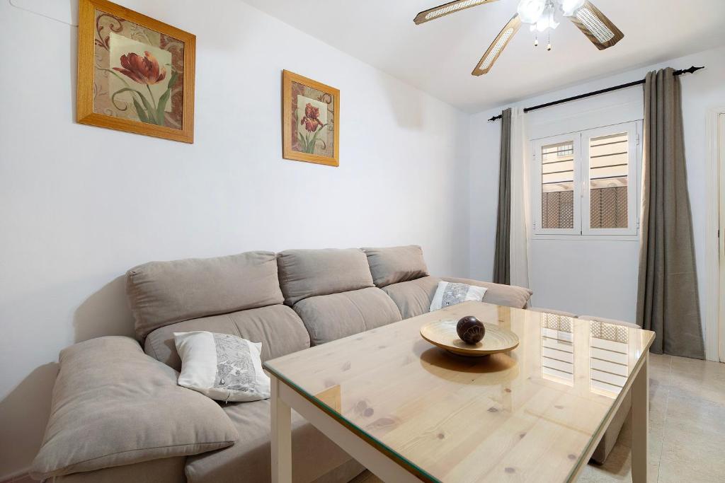 a living room with a couch and a table at Apartamento Bajamar in Sanlúcar de Barrameda
