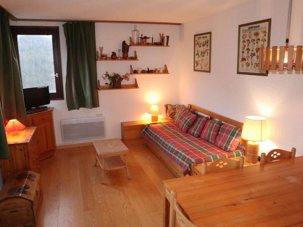 un salon avec un canapé et une table dans l'établissement Appartement 2P6 au cœur de Les Orres, proche commerces, vue vallée - FR-1-322-324, aux Orres