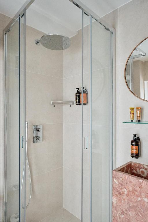 Elysée Montmartre Hotel - 5