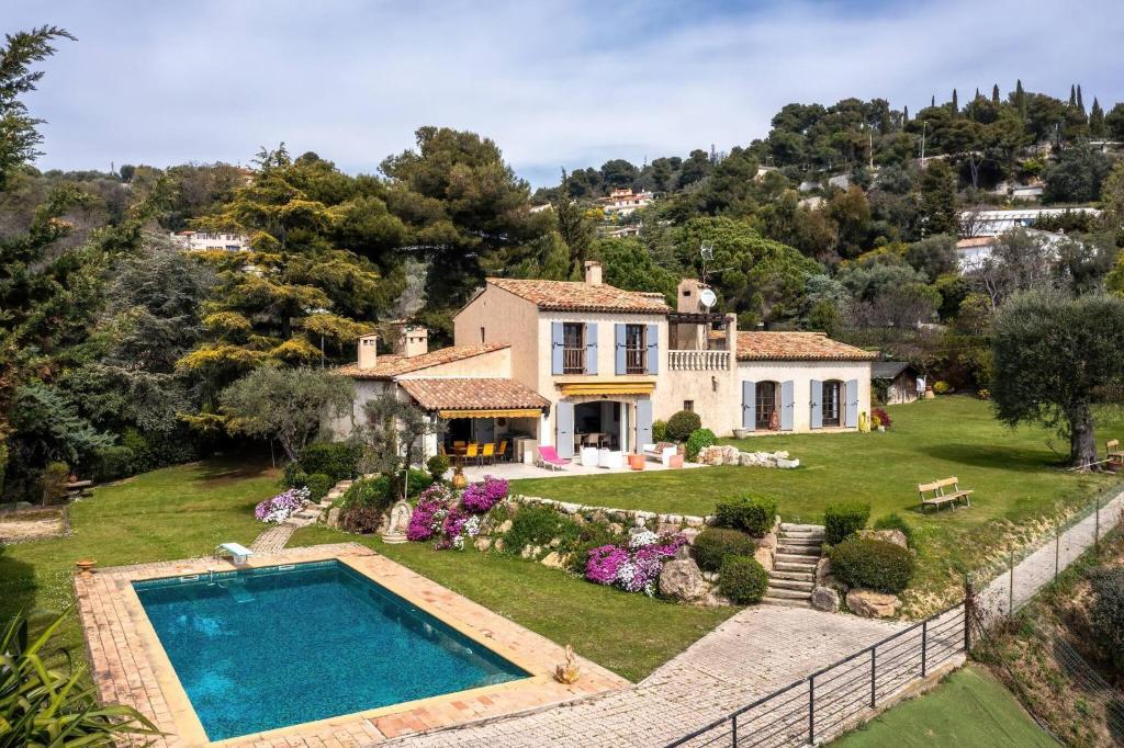 un domaine avec une piscine devant une maison dans l'établissement Magnifique villa avec vue mer panoramique, à Nice