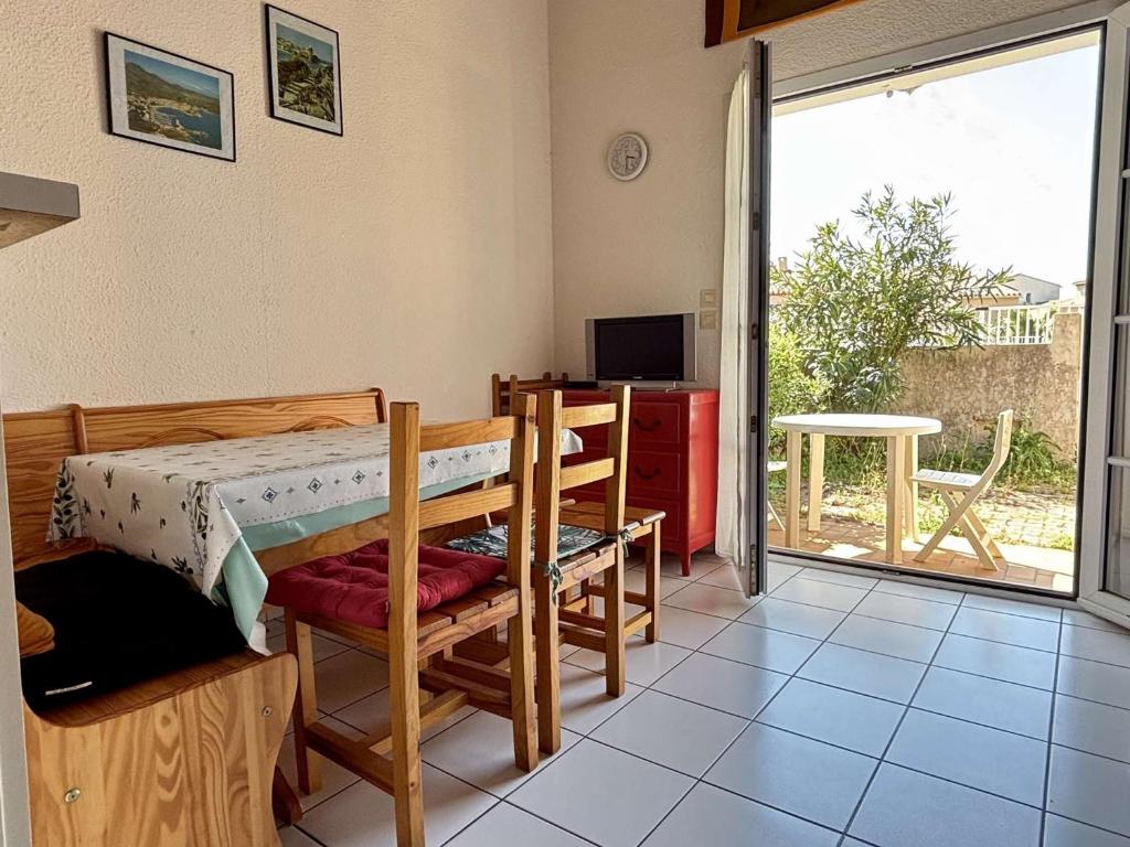 - une chambre avec des lits superposés et une porte coulissante en verre dans l'établissement Maison avec mezzanine, piscine, parking privé, terrasse et climatisation à 900m de la plage - FR-1-225-695, à Argelès-sur-Mer