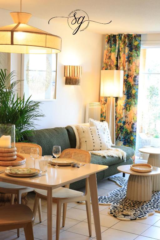 un salon avec un canapé et une table dans l'établissement Le terrier du Green appartement, à Levernois