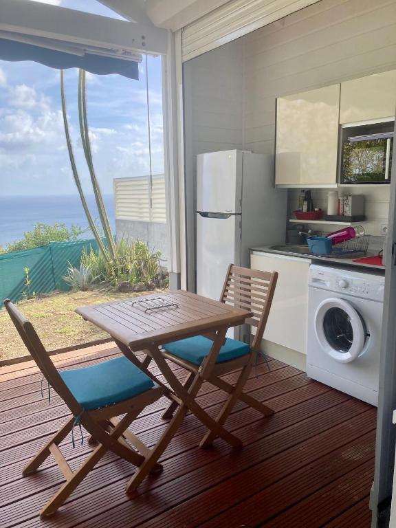 Kuchyň nebo kuchyňský kout v ubytování Bungalow Palbéa supérieur avec SPA et vue mer