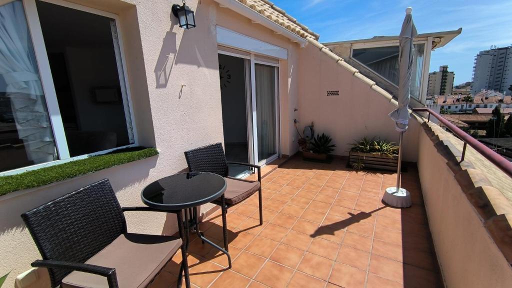 un balcon avec une table et des chaises sur un immeuble dans l'établissement Apartamentos La Casa de Bebita, à Fuengirola