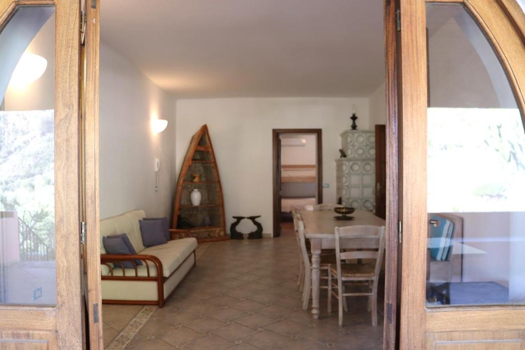 a living room with a table and a couch at Casa Cesare - appartamenti a Salina in Isola Salina