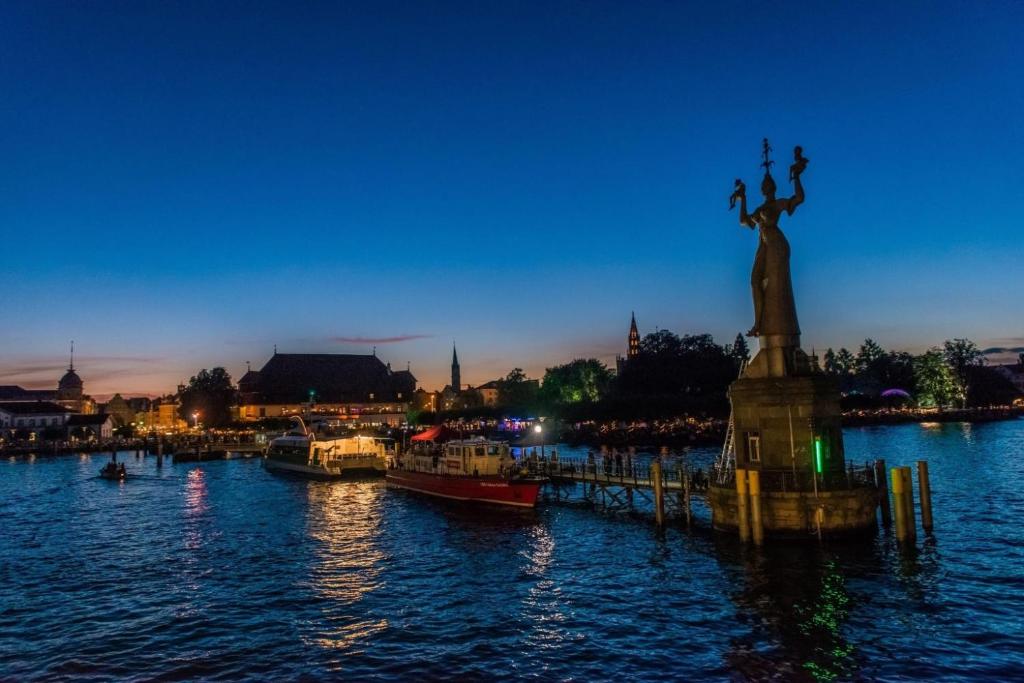 Výhled na řeku, která protéká v blízkosti hotelu