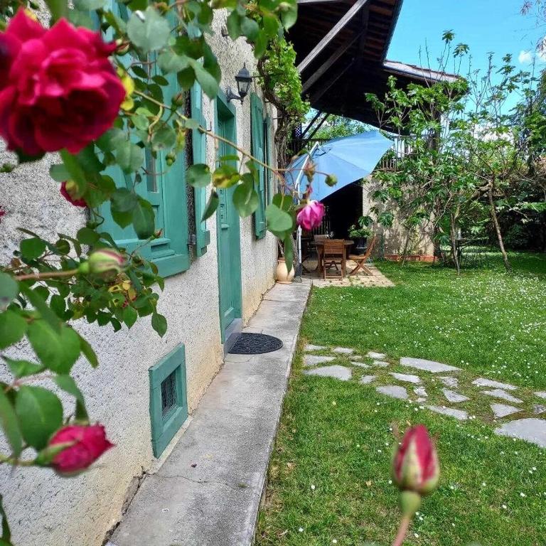 a house with a door and a yard with roses at Chez pailhas in Régades