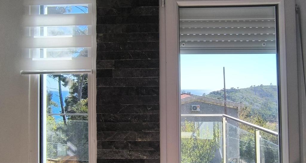 Nespecifikovaný výhled na hory nebo výhled na hory při pohledu z prázdninového domu