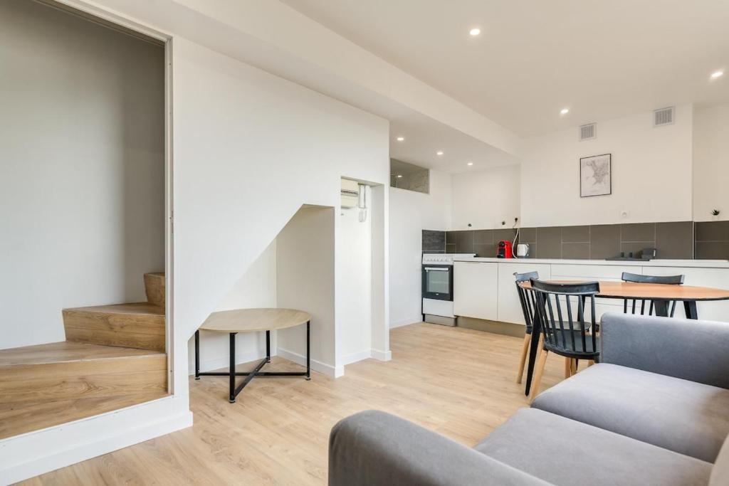 un salon avec un canapé et une table dans l'établissement Charmant Duplex Central, à Marseille