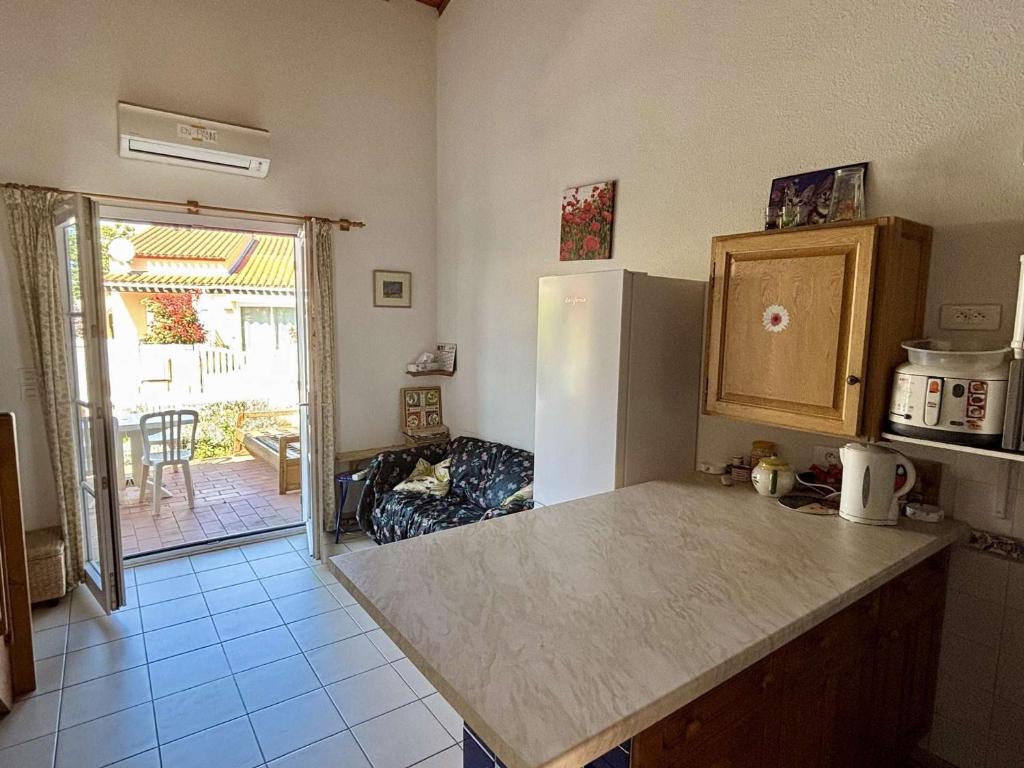 Kuchnia lub aneks kuchenny w obiekcie Maison T3 avec mezzanine, piscine, parking, proche mer - Argelès-sur-Mer - FR-1-225-774