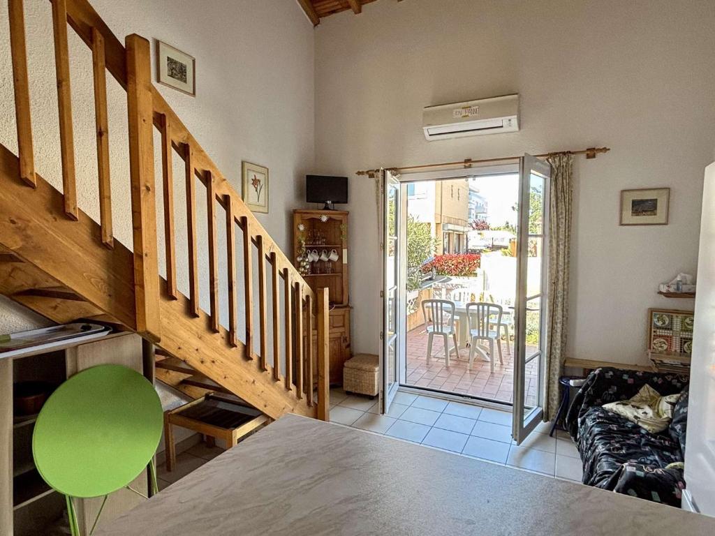 Część wypoczynkowa w obiekcie Maison T3 avec mezzanine, piscine, parking, proche mer - Argelès-sur-Mer - FR-1-225-774