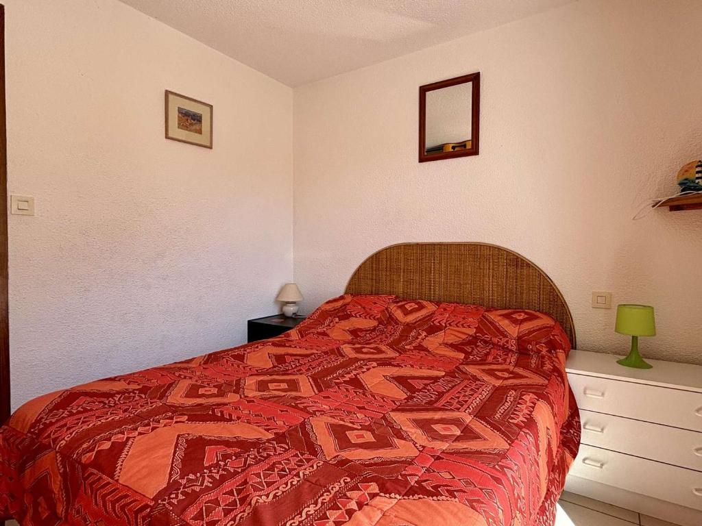 Łóżko lub łóżka w pokoju w obiekcie Maison T3 avec mezzanine, piscine, parking, proche mer - Argelès-sur-Mer - FR-1-225-774